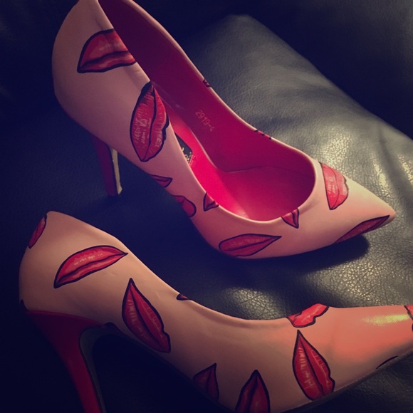 Cute pink and red lip pumps - Picture 1 of 4